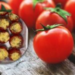 Pildītu kāpostu un paprikas vietā: pildītu tomātu recepte ar maigu